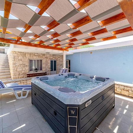 Beautiful Home In Prigradica With Jacuzzi ภายนอก รูปภาพ