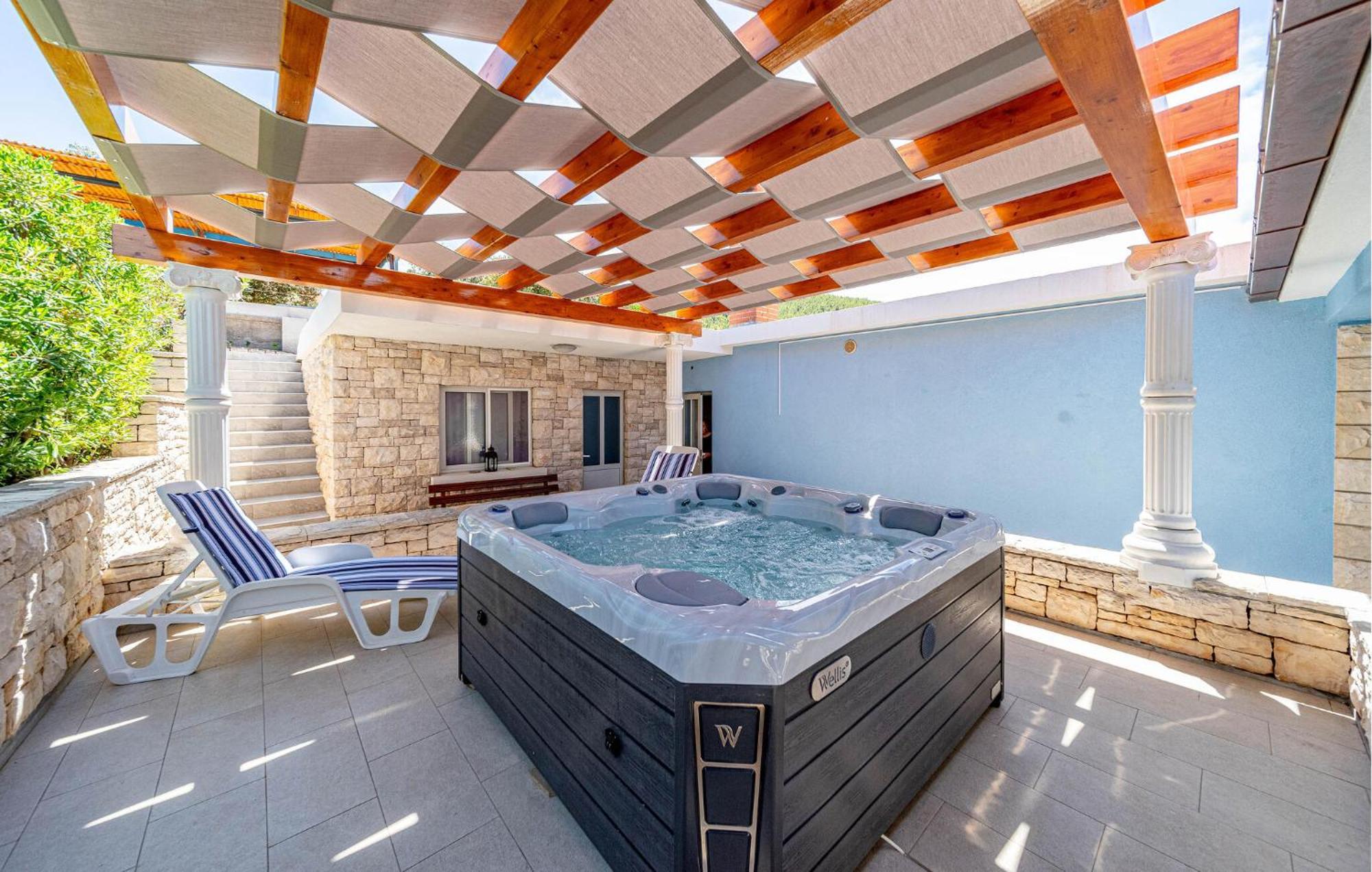 Beautiful Home In Prigradica With Jacuzzi ภายนอก รูปภาพ